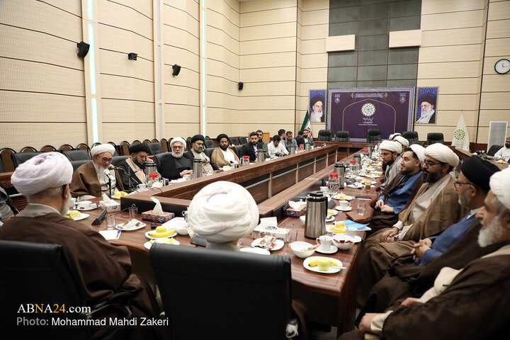 دیدار مهمانان کنگره بزرگداشت میرزای نائینی با دبیرکل مجمع جهانی اهل بیت(ع)