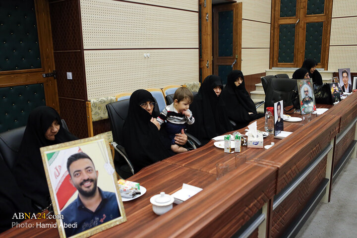 Raporta wêneyan: Civîna malbatên şehîdan şerê 12 rojî bi rêveberên mafên mirovî yên Qom û sekretarya giştî ya Civaka Cîhanî ya Ehl-ul Beytê (s.x)