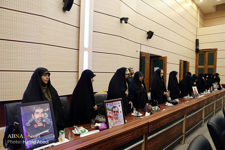 Raporta wêneyan: Civîna malbatên şehîdan şerê 12 rojî bi rêveberên mafên mirovî yên Qom û sekretarya giştî ya Civaka Cîhanî ya Ehl-ul Beytê (s.x)