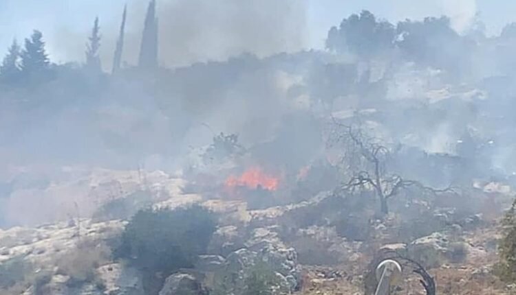 Zionist settlers set fire to uninhabited Palestinian tents south of Hebron