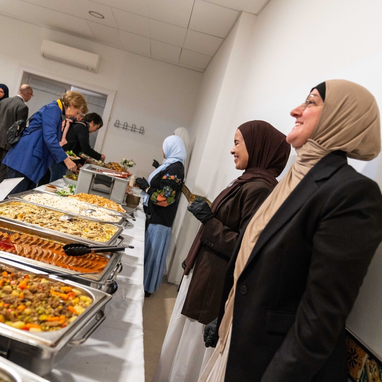 Austrians visit Vienna Islamic Center on Mosque Open Day (+Photos)