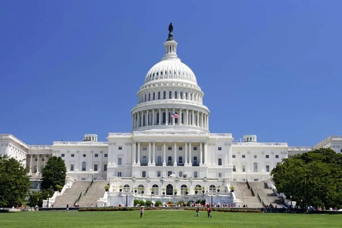 Gari yagongana na Kizuizi cha Usalama Mbele ya Ikulu ya White House + Picha