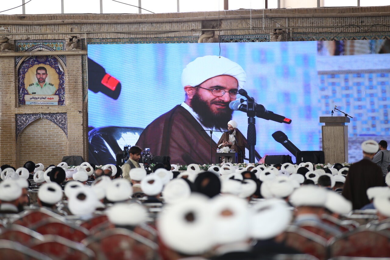 مسجد نباید به نمازخانه‌ای صرف تقلیل یابد