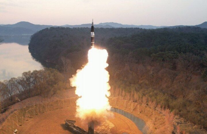 トランプ大統領の訪問を前に、北朝鮮が弾道ミサイルを発射