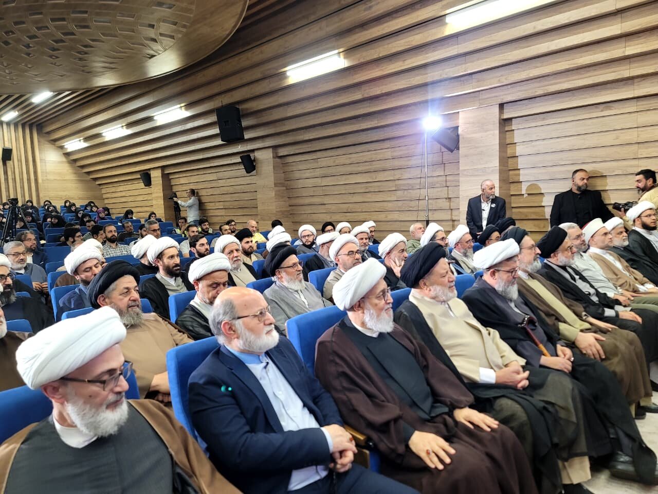 گزارش ابنا | انتشار کتاب «درسنامه غنا و موسیقی» در لبنان؛ تبیین فقهی نوین درباره هنر و موسیقی + ویدیو