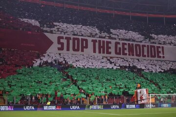 Alîkarên Galatasarayê bi hilkişandina ala Filistînê daxwaza bidawîanîna qirkirinê li Xezzeyê kirin + vîdyoTirkî: