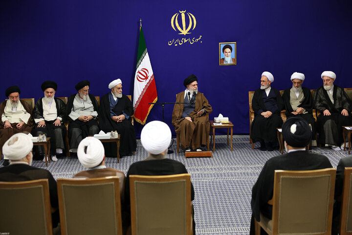 دیدار دست‌اندرکاران کنگره بین‌المللی میرزای نائینی با رهبر انقلاب