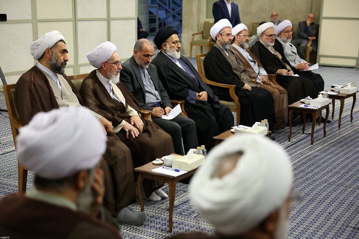 دیدار دست‌اندرکاران کنگره بین‌المللی میرزای نائینی با رهبر انقلاب