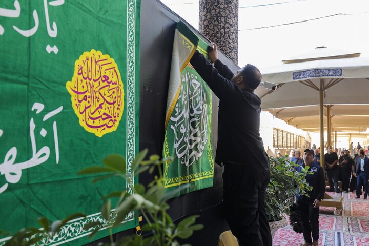 صحن حرم عسکریین (ع) در آستانه سالروز ولادت حضرت زینب (س) آذین‌بندی شد