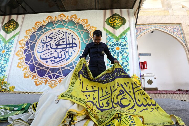 صحن حرم عسکریین (ع) در آستانه سالروز ولادت حضرت زینب (س) آذین‌بندی شد