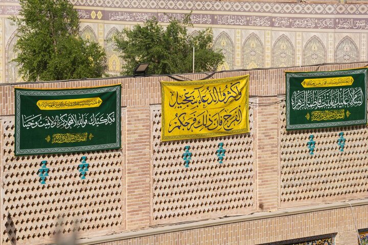 صحن حرم عسکریین (ع) در آستانه سالروز ولادت حضرت زینب (س) آذین‌بندی شد