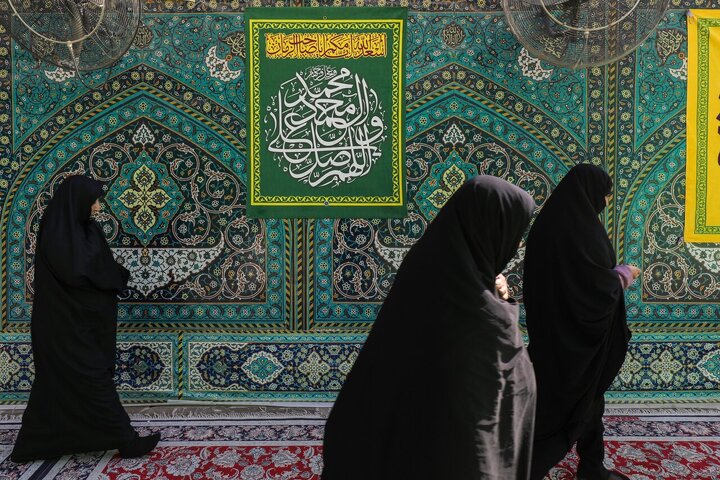 صحن حرم عسکریین (ع) در آستانه سالروز ولادت حضرت زینب (س) آذین‌بندی شد