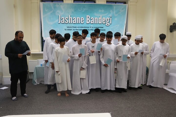 ویدیو| برگزاری جشن تکلیف گروهی از دانش‌آموزان انگلیسی در مرکز شیعی سازمان امامِ بریتانیا