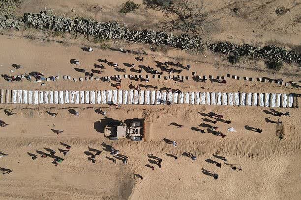 Labarai Cikin Hotuna Na Yadda Aka Binne Shahidai 54 A Gaza A Ƙabarin Bai Ɗaya