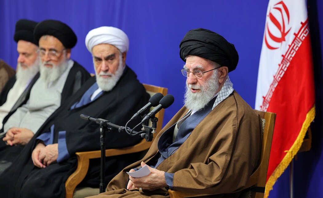 رهبر انقلاب: مبارزه با مشروطه انگلیسی، دلیل جمع‌آوری «تنبیه‌الامة» توسط خود میرزای نائینی بود + ویدیو