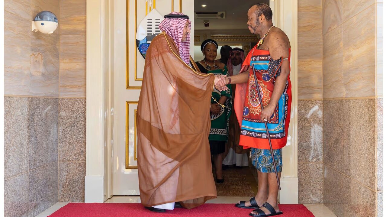 لباس سنتی پادشاه اسواتینی در دیدار با مقام سعودی واکنش‌برانگیز شد