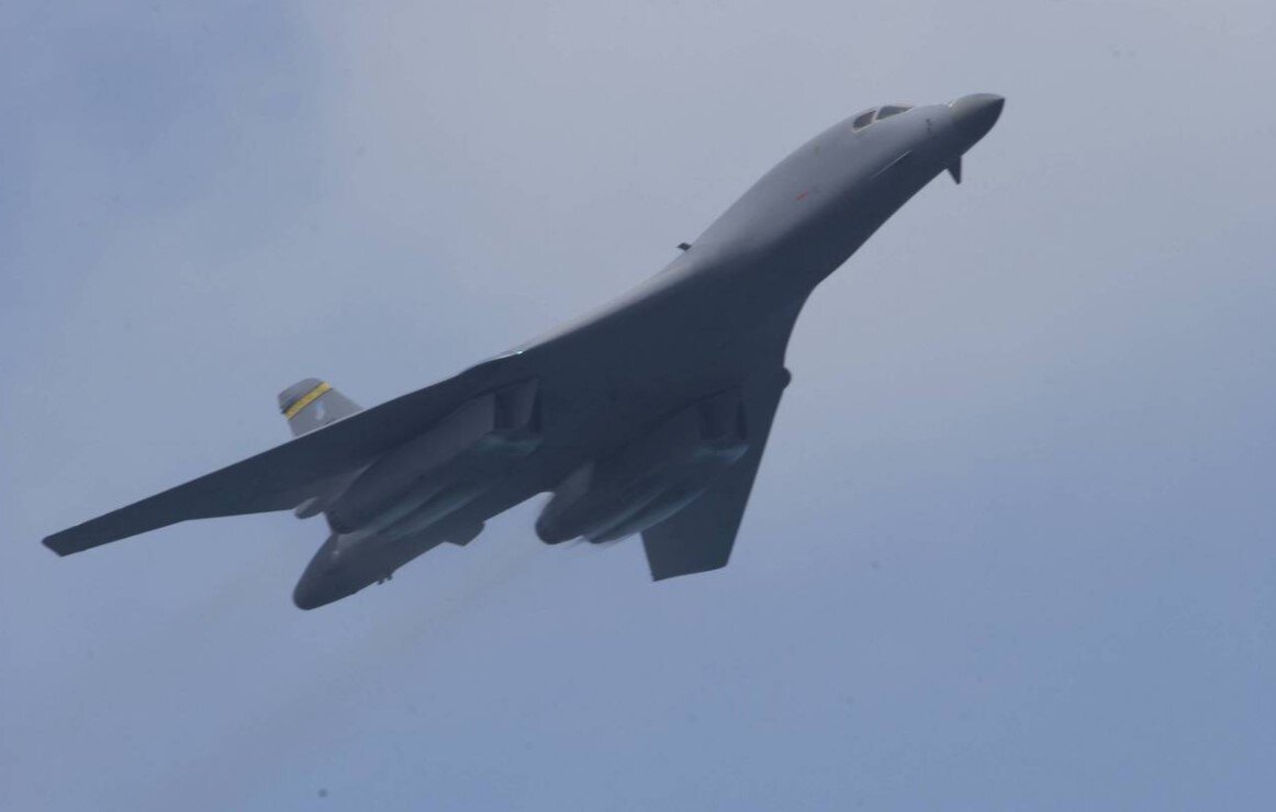 Trump lleva la paz regional al borde del abismo con el vuelo de bombarderos B-1B en el Caribe