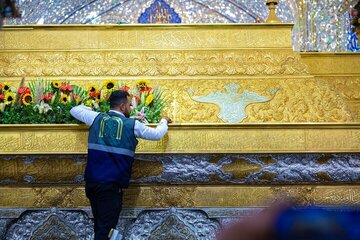 Em Fotos: Santuário sagrado do Imam Hussain (A.S.) adornado com coroas florais em celebração ao abençoado nascimento da Senhora Zaynab (A.S.)