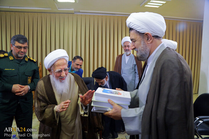 اهدای آثار منتشرشده درباره روحانیون رزمنده و ایثارگر استان مازندران به آیت‌الله‌العظمی جوادی آملی در پایان دیدار اعضای ستاد برگزاری مراسم بزرگداشت.