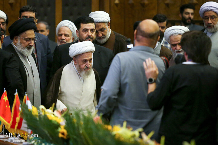 ورود آیت‌الله‌العظمی جعفر سبحانی به محل برگزاری کنگره بین‌المللی میرزای نائینی در مدرسه علمیه امام کاظم(ع) قم.