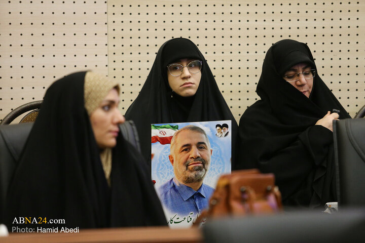 خانواده شهید علی قناعت‌کار، معاون دادستان و سرپرست دادسرای عمومی و انقلاب ناحیه ۳۳ تهران، در دیدار با آیت‌الله رمضانی و مسئولان حقوقی قم؛ شهیدی که در حمله تروریستی دوم تیرماه ۱۴۰۴ رژیم صهیونیستی به زندان اوین به شهادت رسید.