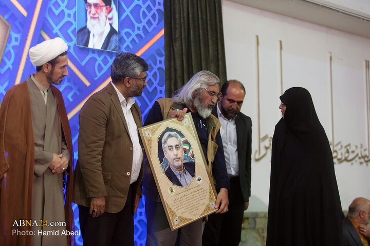 تجلیل از خانواده دانشمند شهید دکتر سید امیرحسین فقهی در مراسم اختتامیه اولین نشست مدیران طرح و برنامه‌ریزی سازمان صدا و سیما با عنوان «هم‌آفرینی تحول».