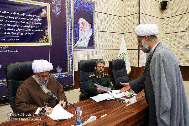 جمعی از فرزندان، همسران و والدین شهدای جنگ ۱۲ روزه ظهر امروز با آیت‌الله رضا رمضانی، دبیرکل مجمع جهانی اهل‌بیت(ع)، و مسئولان حقوقی قم دیدار کردند.