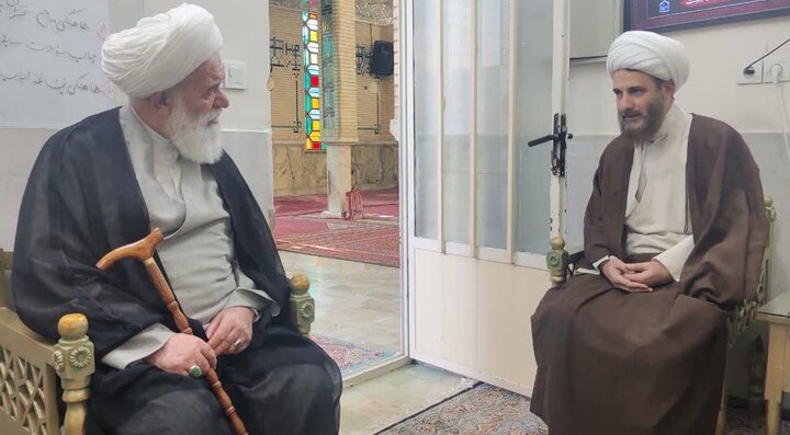 عیادت آیت الله رشاد از روحانی مضروب در امام‌زاده یحیی + عکس