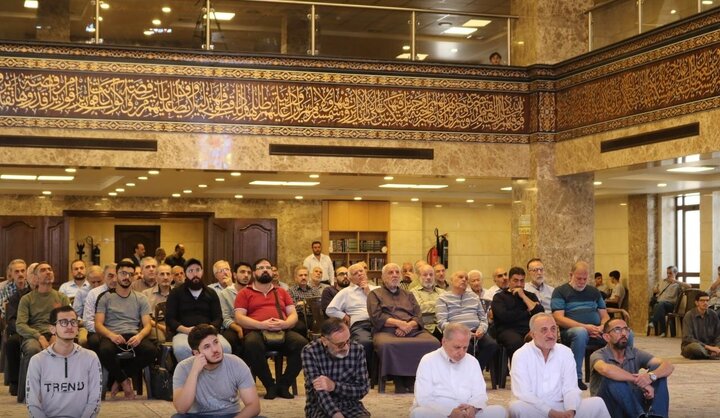 تقرير مصور/ صلاة الجمعة في جامع مجمع السيدة الزهراء(ع) بالعاصمة السورية