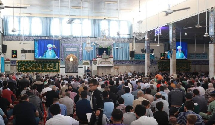 نماز جمعه در حرم حضرت زینب در دمشق، سوریه