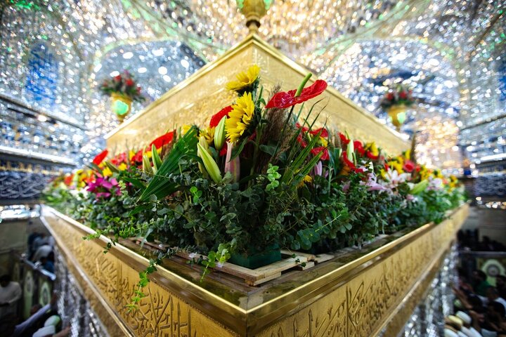 Informe fotográfico | El santuario sagrado del Imam Husayn (A.S.) adornado con coronas florales en celebración del bendito nacimiento de la Señora Zaynab (S.A.)