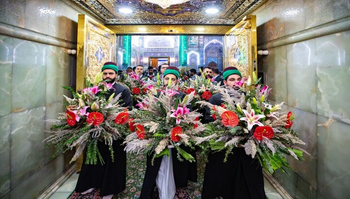 تقرير مصور/ تزيين ضريح الإمام الحسين (ع) بالورود بمناسبة ذكرى ولادة السيدة زينب (ع)