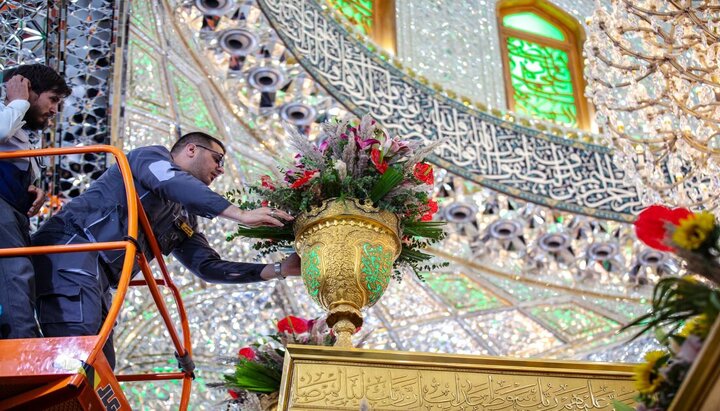 تقرير مصور/ تزيين ضريح الإمام الحسين (ع) بالورود بمناسبة ذكرى ولادة السيدة زينب (ع)