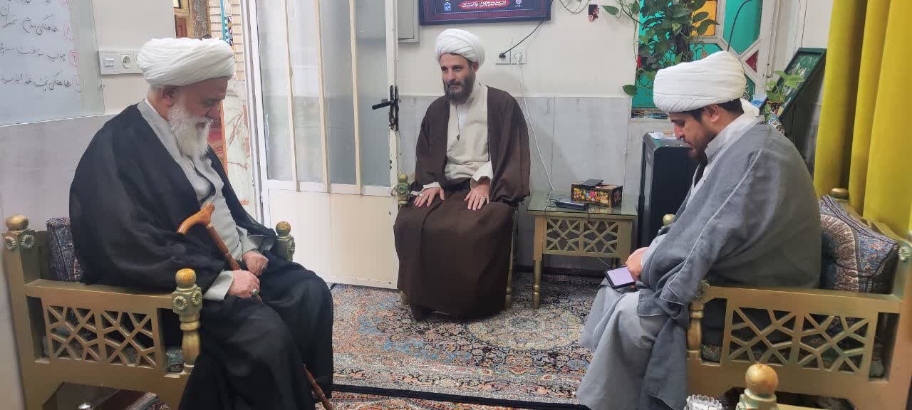 عیادت آیت الله رشاد از روحانی مضروب در امامزاده یحیی + عکس