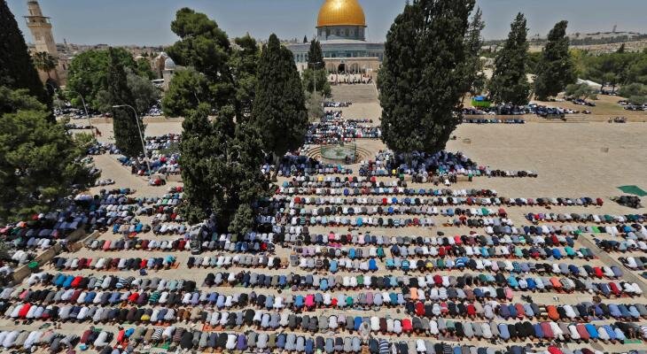 Thousands of Palestinians Defy Israeli Restrictions to Pray at Aqsa