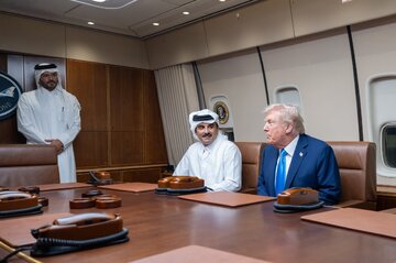 خلافا للبروتوكولات المعهودة.. ترامب يرفض النزول وأمير قطر يلتقيه في الطائرة الرئاسية الأميركية