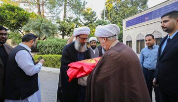 عکس خبری | اهدای پرچم حرم امام حسین(ع) به دانشگاه الکوثر اسلام‌آباد به عنوان نماد وحدت