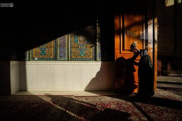 Gambar | Masjid Suci Imam Ali Dihiasi Kalungan Bunga Sempena Kelahiran Mulia Saidatina Zainab