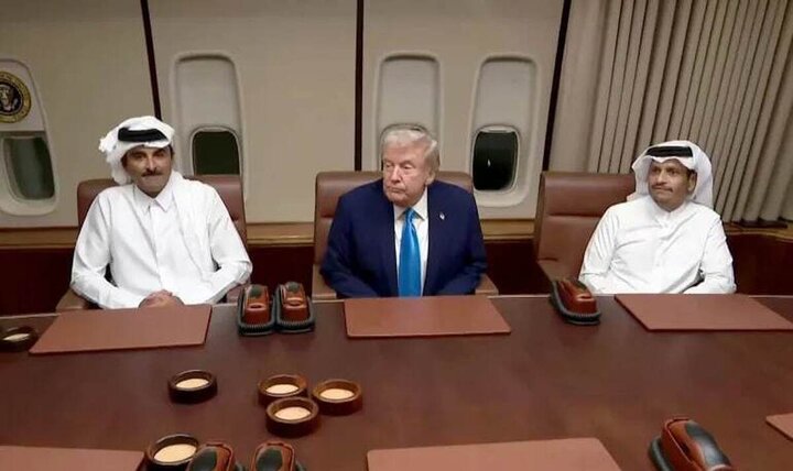 ترامپ، امیر قطر را در داخل هواپیما به حضور پذیرفت! + ویدیو