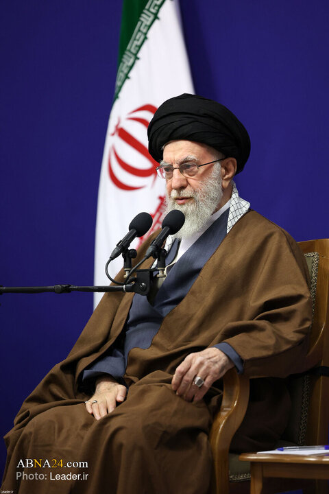 تقرير مصور/ لقاء القائمين على مؤتمر ميرزاي النائيني الدولي بقائد الثورة الثورة