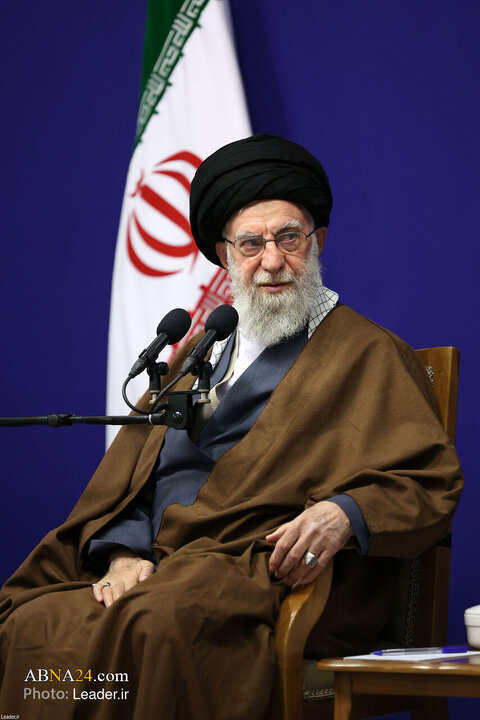 تقرير مصور/ لقاء القائمين على مؤتمر ميرزاي النائيني الدولي بقائد الثورة الثورة