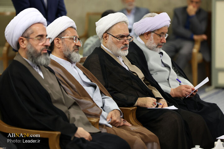 تقرير مصور/ لقاء القائمين على مؤتمر ميرزاي النائيني الدولي بقائد الثورة الثورة