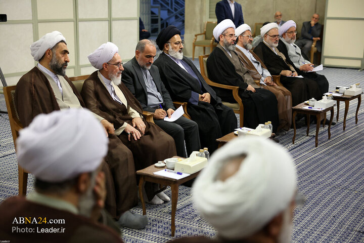 تقرير مصور/ لقاء القائمين على مؤتمر ميرزاي النائيني الدولي بقائد الثورة الثورة