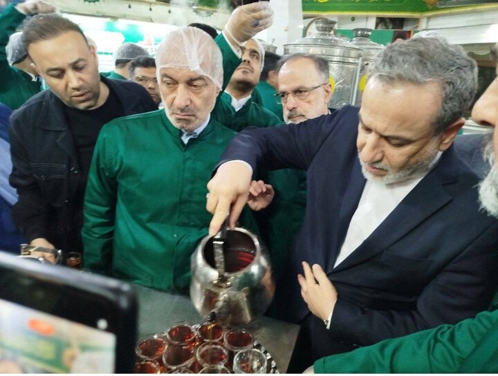 تقرير مصور/ وزير الخارجية الإيرانية يقدم زوار الإمام الرضا(ع) بتقديم الشاي في مضيفه