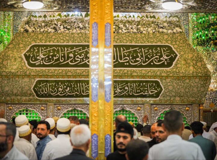 ضريح أمير المؤمنين يتزين بباقات الورود  احتفاءً وابتهاجاً بذكرى ولادة السيدة زينب (ع)