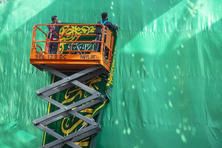 تقرير مصور/ الصحن الشريف في العتبة العباسية المقدسة ينشر لافتات احتفائية بذكرى ولادة السيدة زينب (ع)