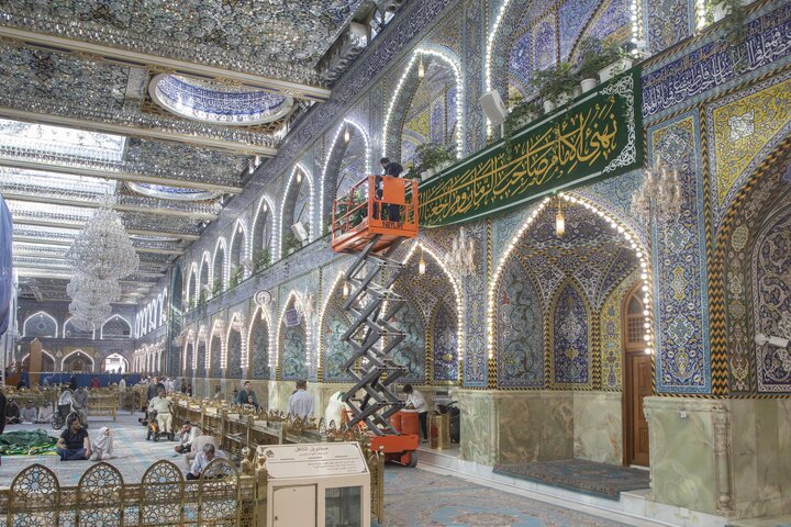 تقرير مصور/ الصحن الشريف في العتبة العباسية المقدسة ينشر لافتات احتفائية بذكرى ولادة السيدة زينب (ع)