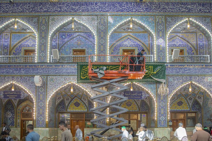 تقرير مصور/ الصحن الشريف في العتبة العباسية المقدسة ينشر لافتات احتفائية بذكرى ولادة السيدة زينب (ع)