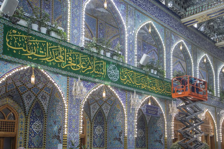 تقرير مصور/ الصحن الشريف في العتبة العباسية المقدسة ينشر لافتات احتفائية بذكرى ولادة السيدة زينب (ع)