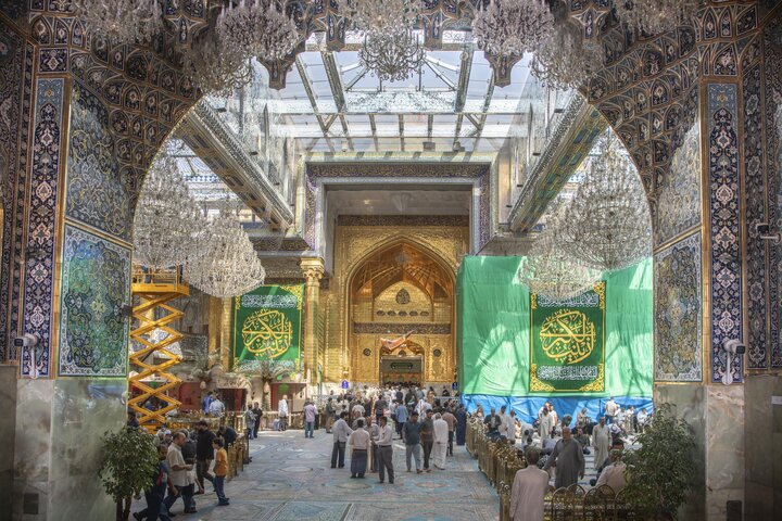 تقرير مصور/ الصحن الشريف في العتبة العباسية المقدسة ينشر لافتات احتفائية بذكرى ولادة السيدة زينب (ع)